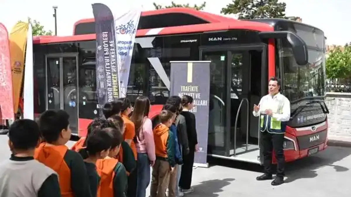 Konya’daki öğrenciler “Nezaket Otobüsü” ile öğreniyor