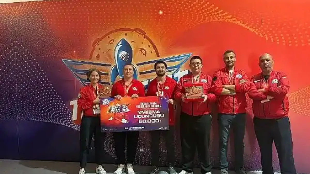 TEKNOFEST 2025'te Bergama Öğretmen ve Öğrencilerinden Çifte Başarı