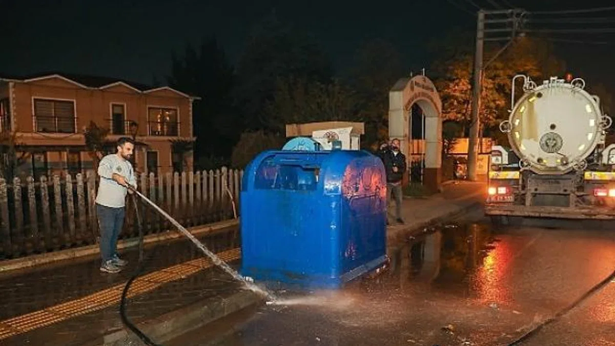 Buca'da temizlik çalışmaları aralıksız sürüyor