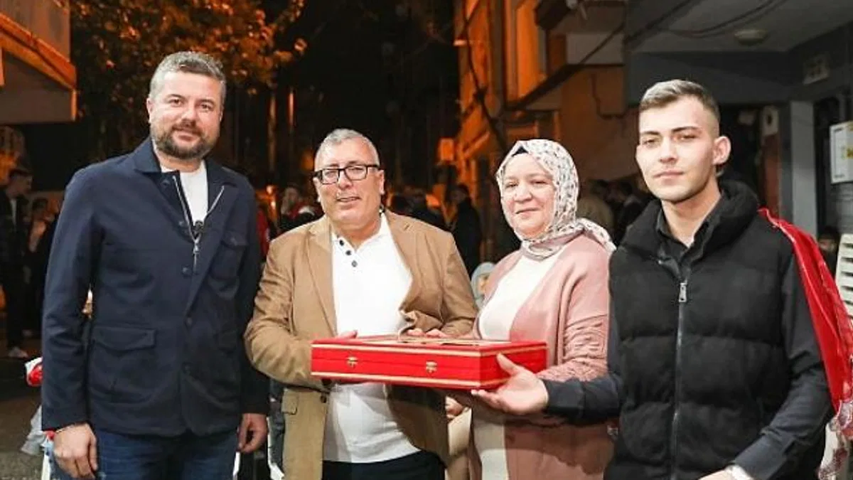 Başkan Görkem Duman'dan asker gence bayrak sürprizi