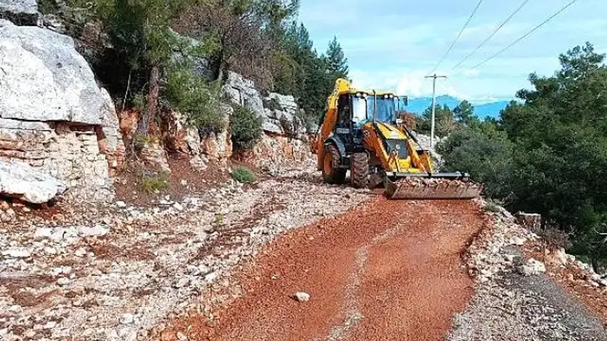 Finike'de taş ve mıcırla kaplanan yol temizlendi