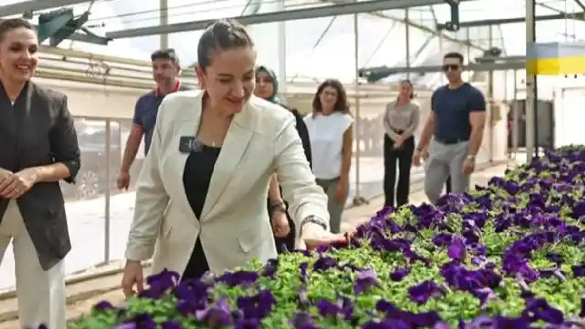 Büşra Özdemir Hurma Bitki Üretim Tesisi'ni inceledi