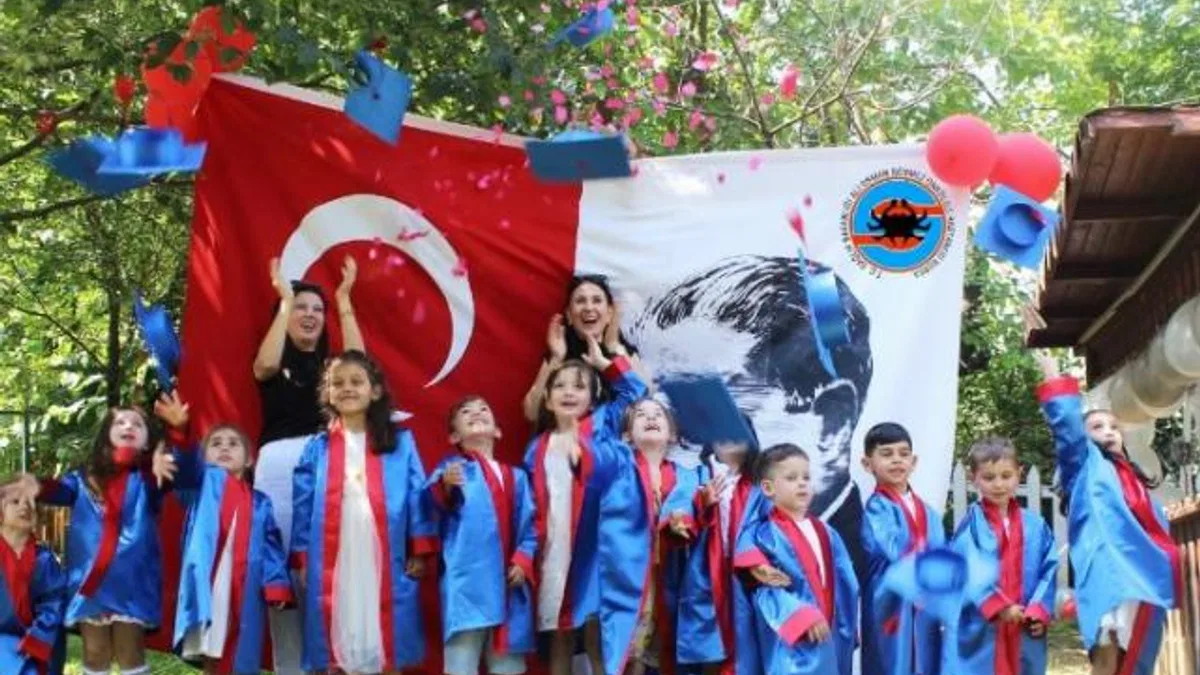 Minikler yılın stresini mezuniyetle attı