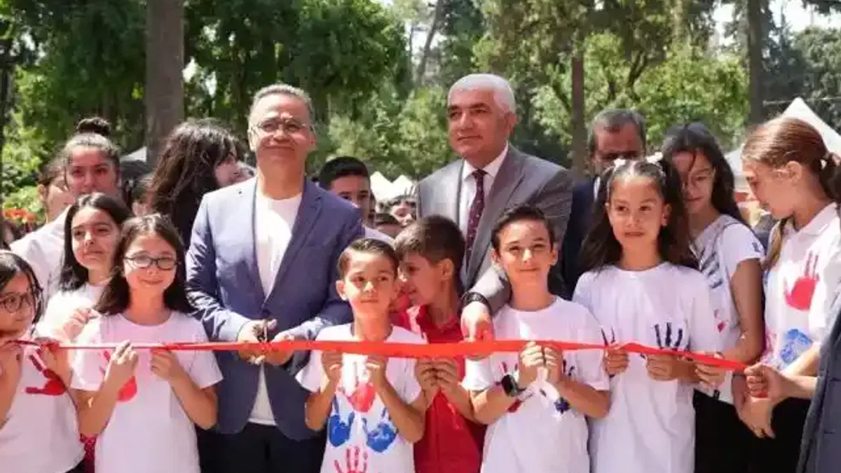 İzmir’de ''Küçük Eller Güçlü Kalemler” kitap fuarı coşkuyla açıldı