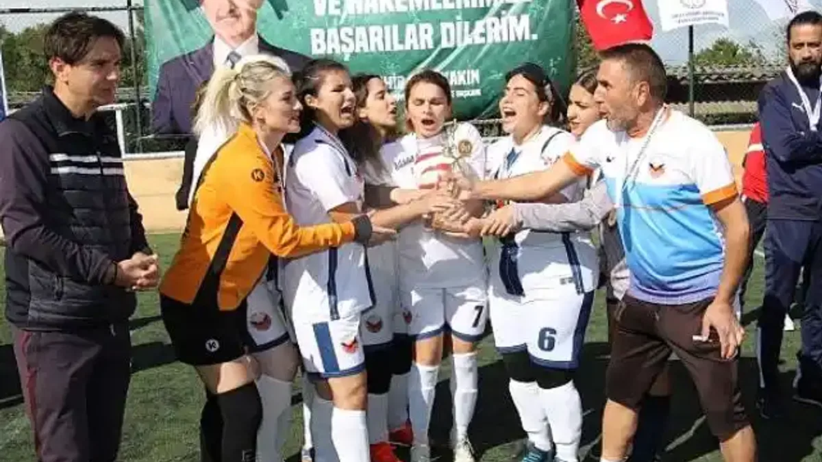 Kadınlar futbol oynarsa dünya yerinden oynar