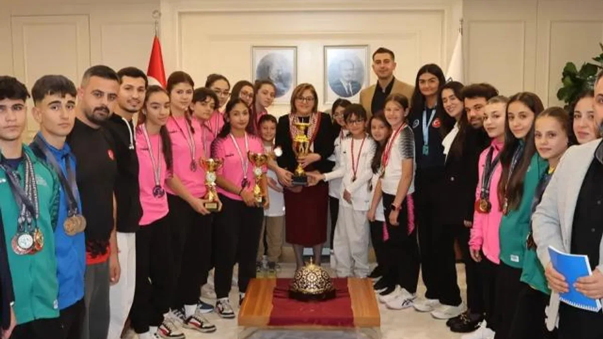 Gaziantep’in şampiyon sporcuları Başkan Şahin’i ziyaret etti