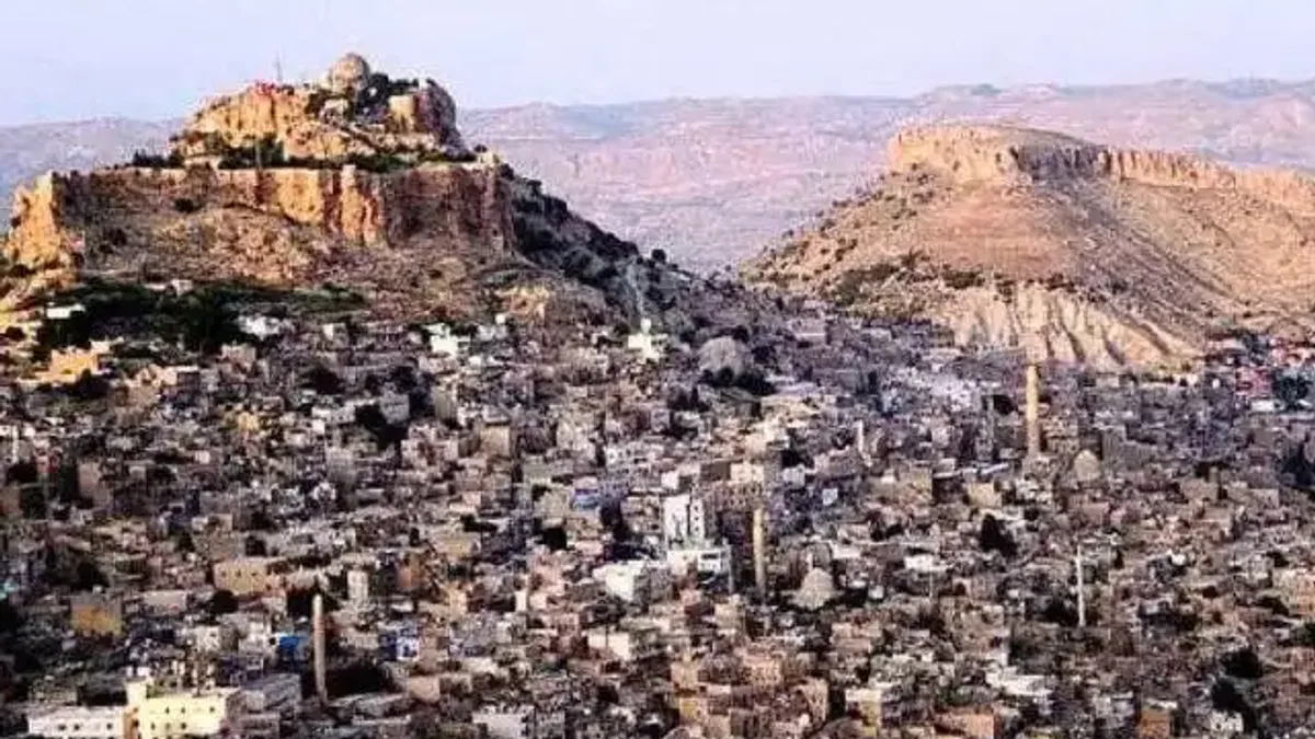 Mardin 1. Cadde'de tarihi dokuya aykırı unsurlar kaldırılıyor