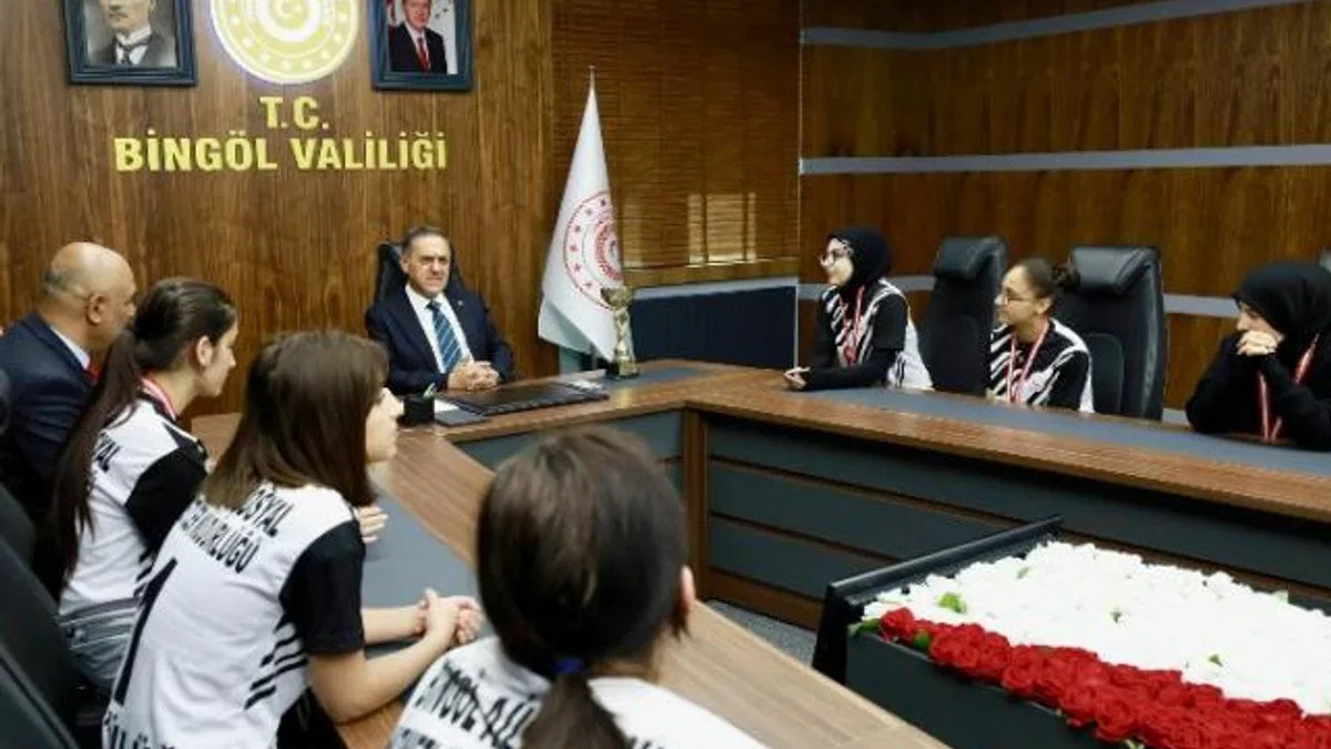 Bingöl Valisi Türkiye Şampiyonu voleybolcuları ağırladı