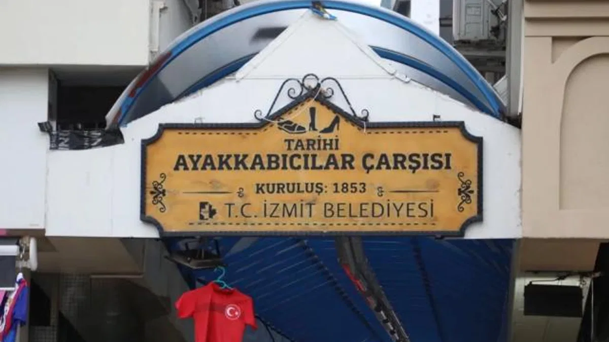 İzmit'te Tarihi Ayakkabıcılar Çarşısı’nın çatısı yenileniyor