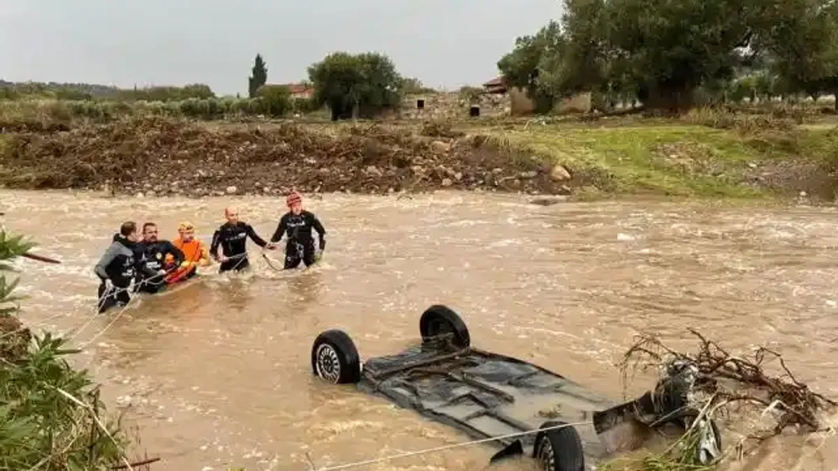 Foça’da yağış rekoru kırıldı! Ekipler seferber!