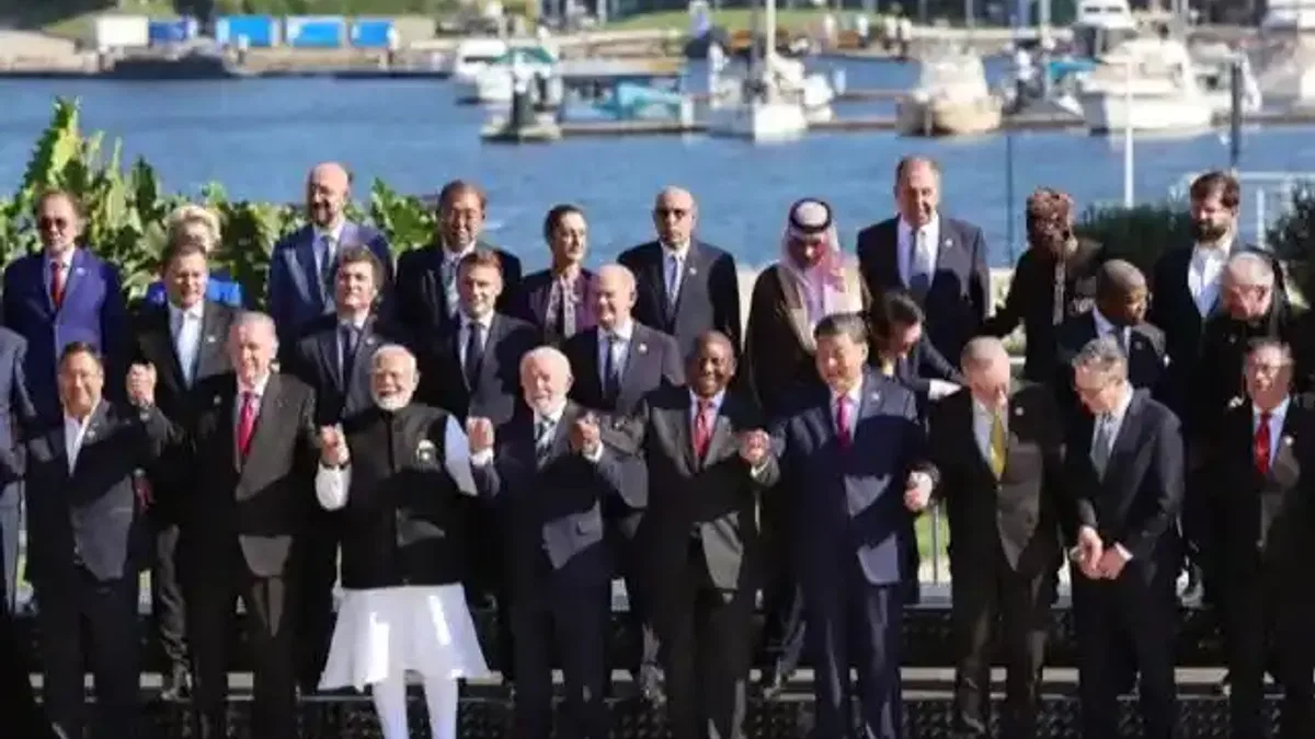 G20'de aile fotoğrafında el ele poz