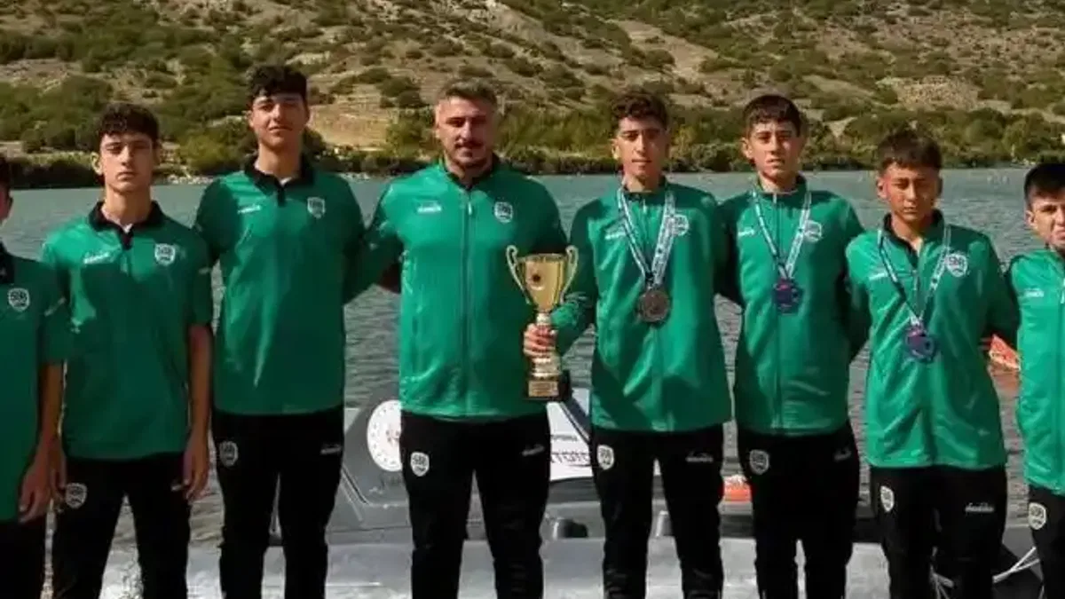Sakaryalı sporcular Eskişehir’de ikincilik kupasını kaldırdı