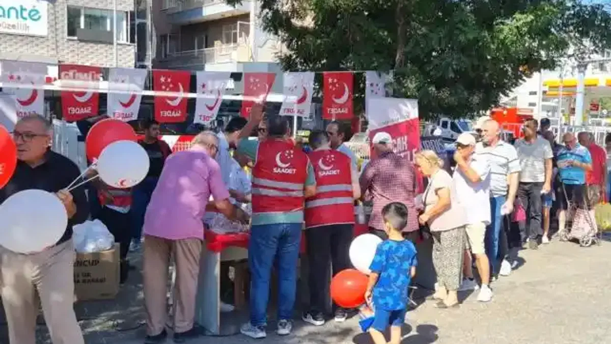 İzmir Buca'da Saadet Partisi 24. yılını vatandaşlara kutladı