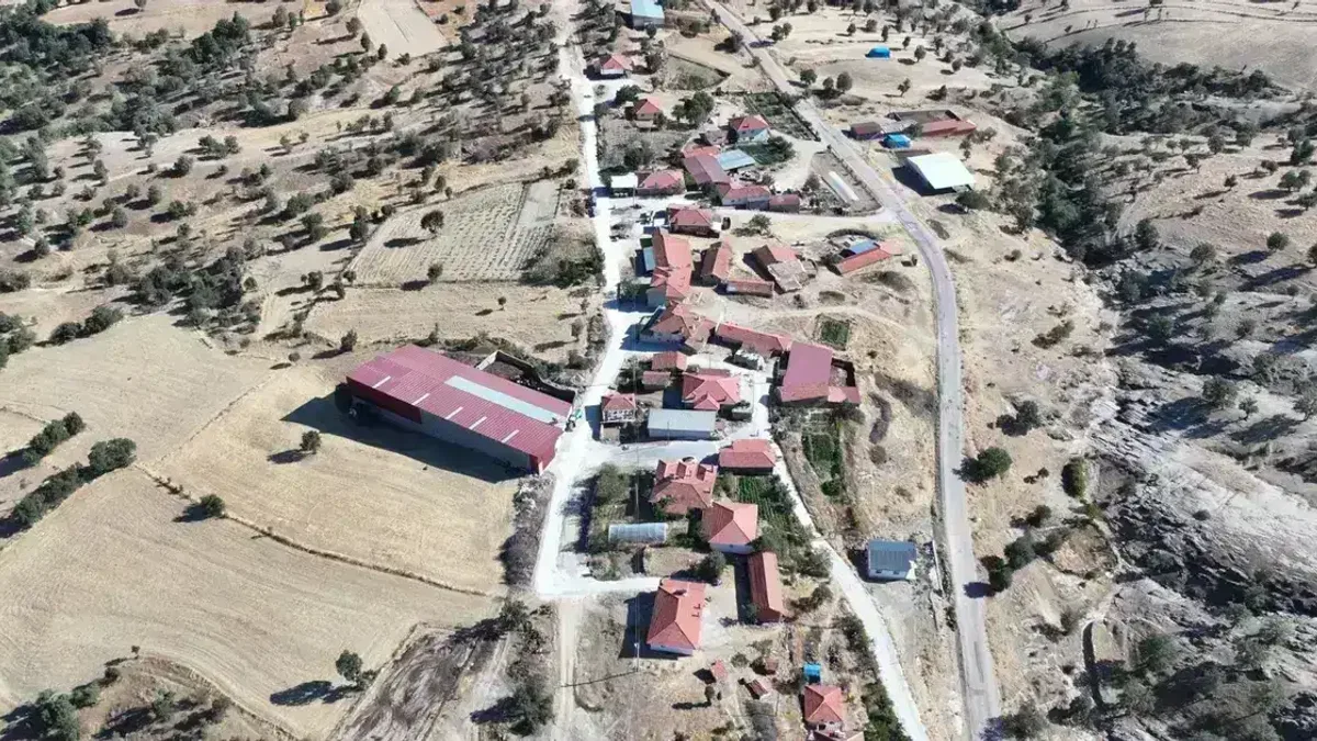 Selendi Gölbaşı’nda yollar ilk kez parke taşına kavuşuyor