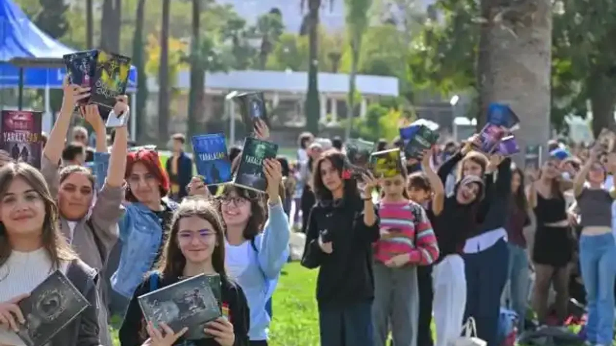 Edebiyat dünyasının kalbi İzmir Kültürpark’ta attı