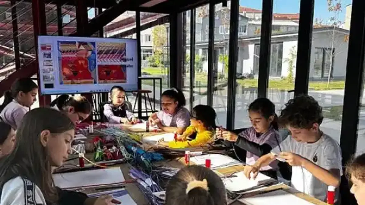 Öğrenciler kağıt dokumayı öğrendi