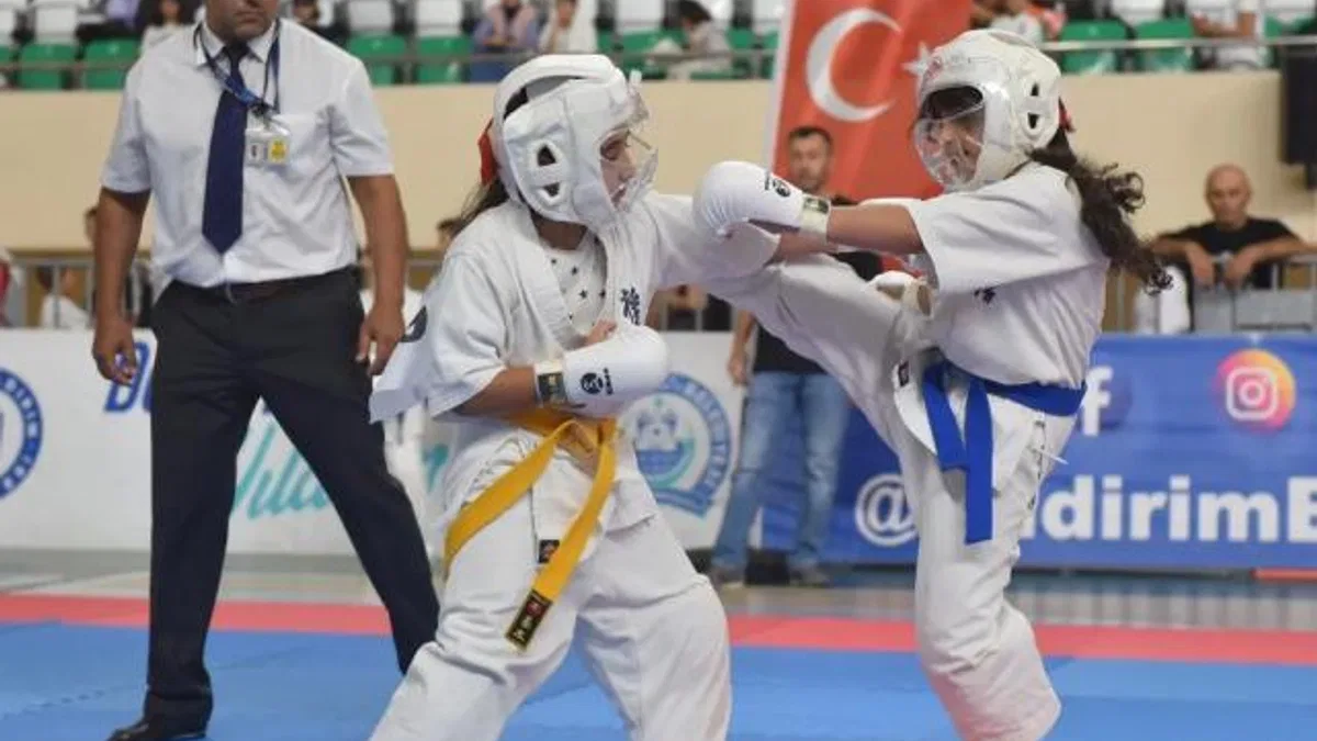 Yıldırımlı karateciler başarıya doymuyor