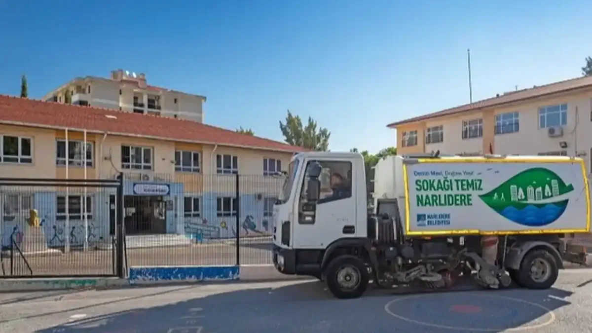 İzmir Narlıdere'de okul bahçelerine temizlik