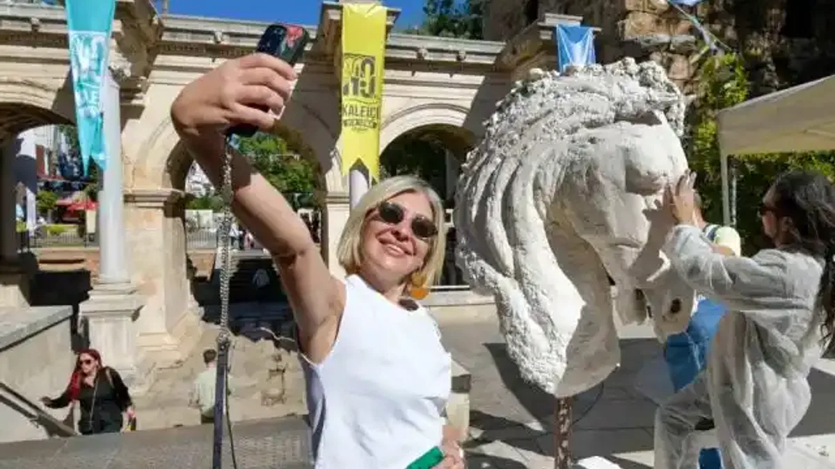 Sanatın kalbi Antalya Kaleiçi'nde arttı