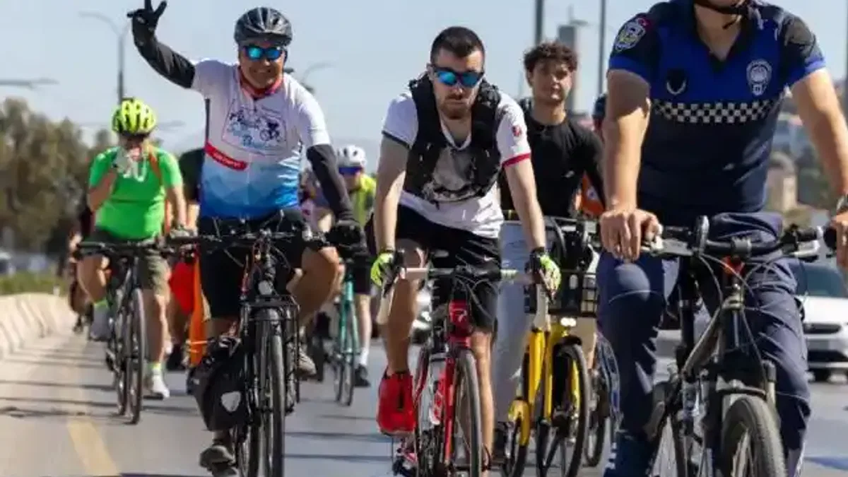 İzmir'de sağlıklı yaşama ve temiz çevreye pedalladılar