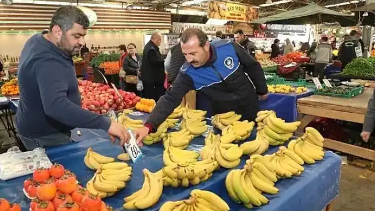 Bayraklı zabıtasından pazar yeri denetimi