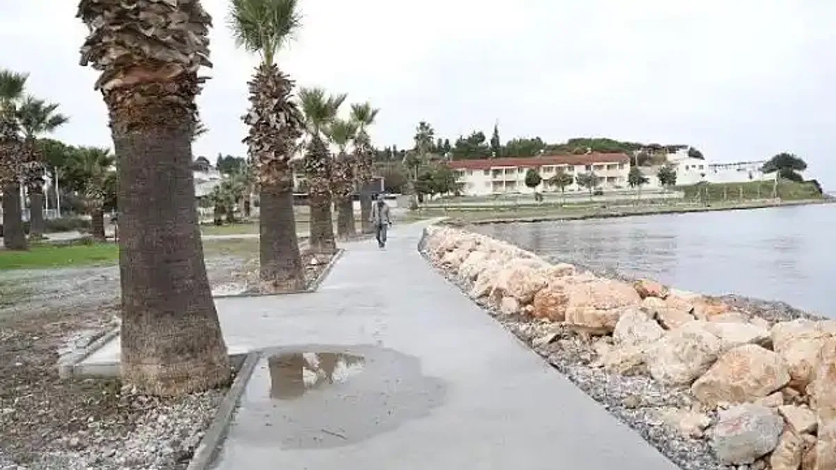 Didim Belediyesi Fen İşleri Müdürlüğü ekiplerince Sedef Koy'da bulunan yürüyüş yolu yenilendi.