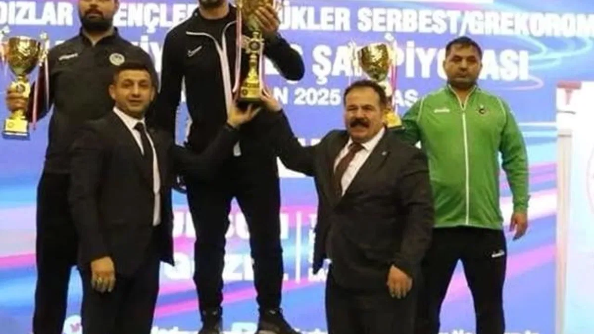 Sakarya'nın güreşçileri Sivas’ta şampiyon oldu