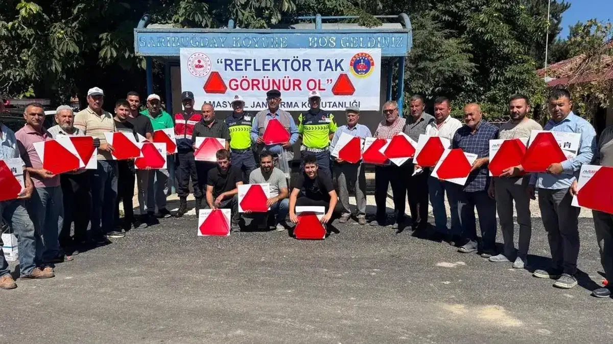 Amasya’da traktör sürücülerine reflektör uyarısı
