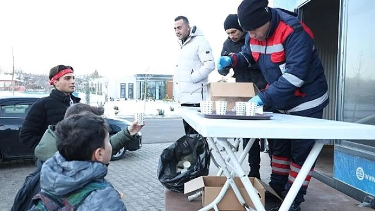 Sıcak Süt ve Poğaça İkramı Vatandaşlarımızın İçini Isıttı