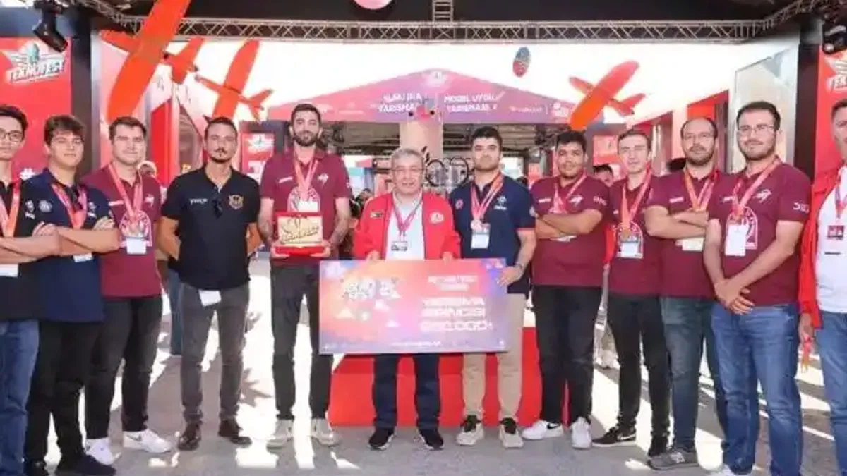 Dokuz Eylüllü öğrenciler başarılarıyla göğüsleri kabarttı