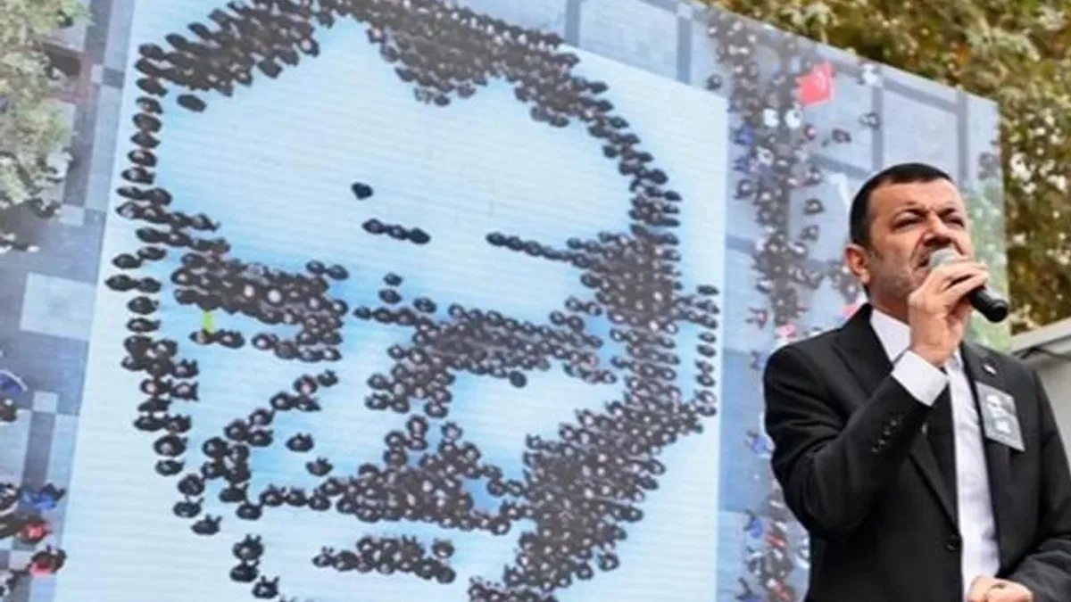 Denizli'de belediye personelleri Atatürk silüeti oluşturdu
