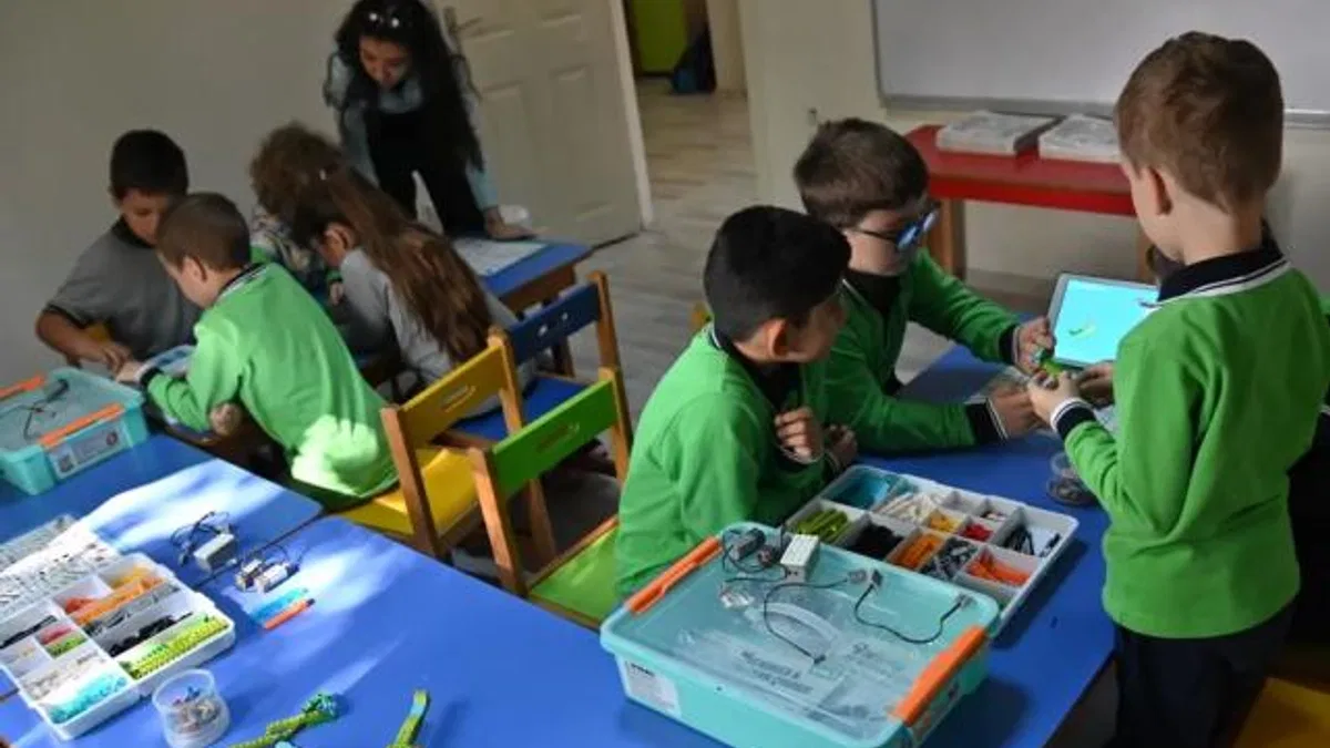 Manisalı minikler robotik kodlama öğreniyor