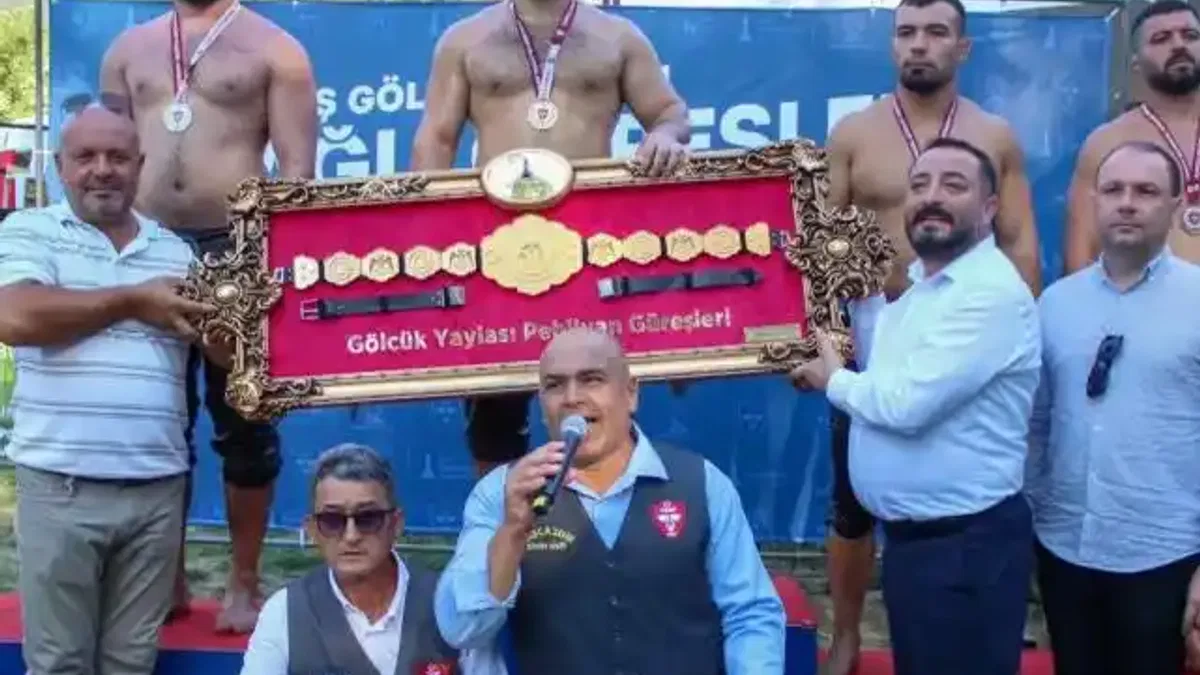 İzmir'in başpehlivanı belli oldu... Altın kemer sahibine teslim edildi