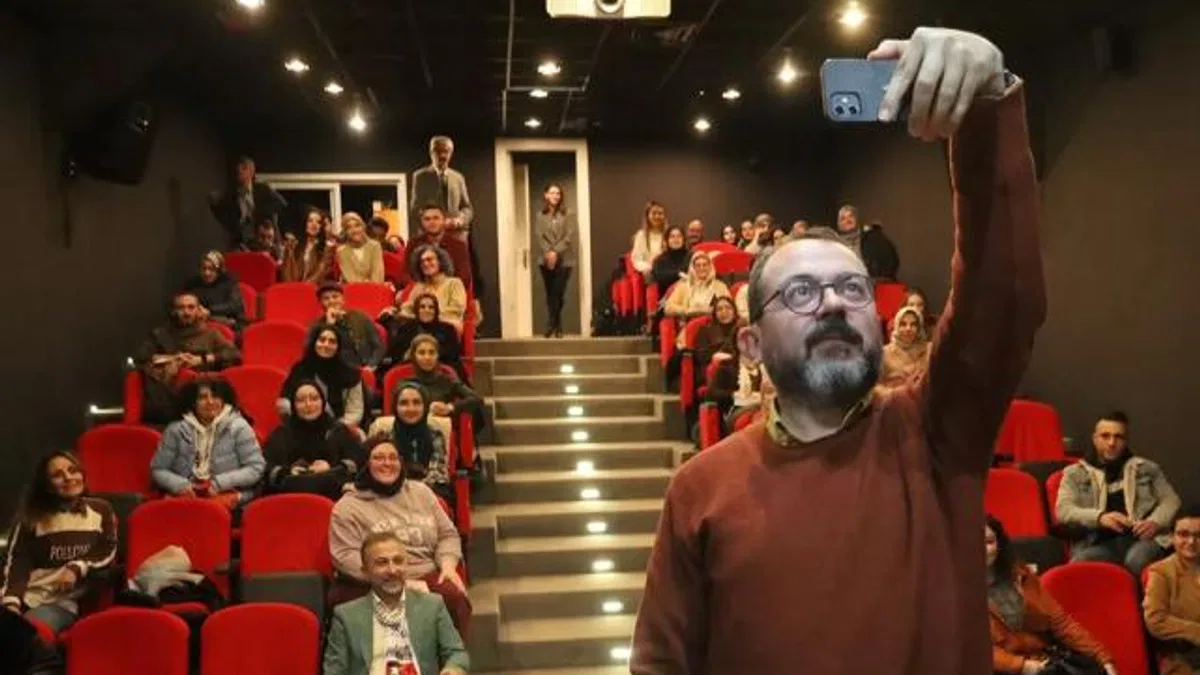 Edebiyatçı Güray Süngü  Sakarya'da gençlerle buluştu