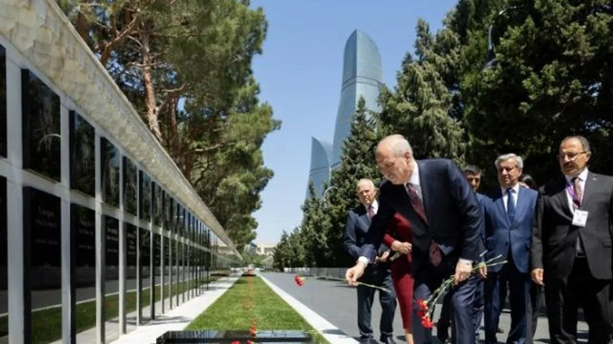 Kurtulmuş, Bakü'de şehitliği ziyaret etti