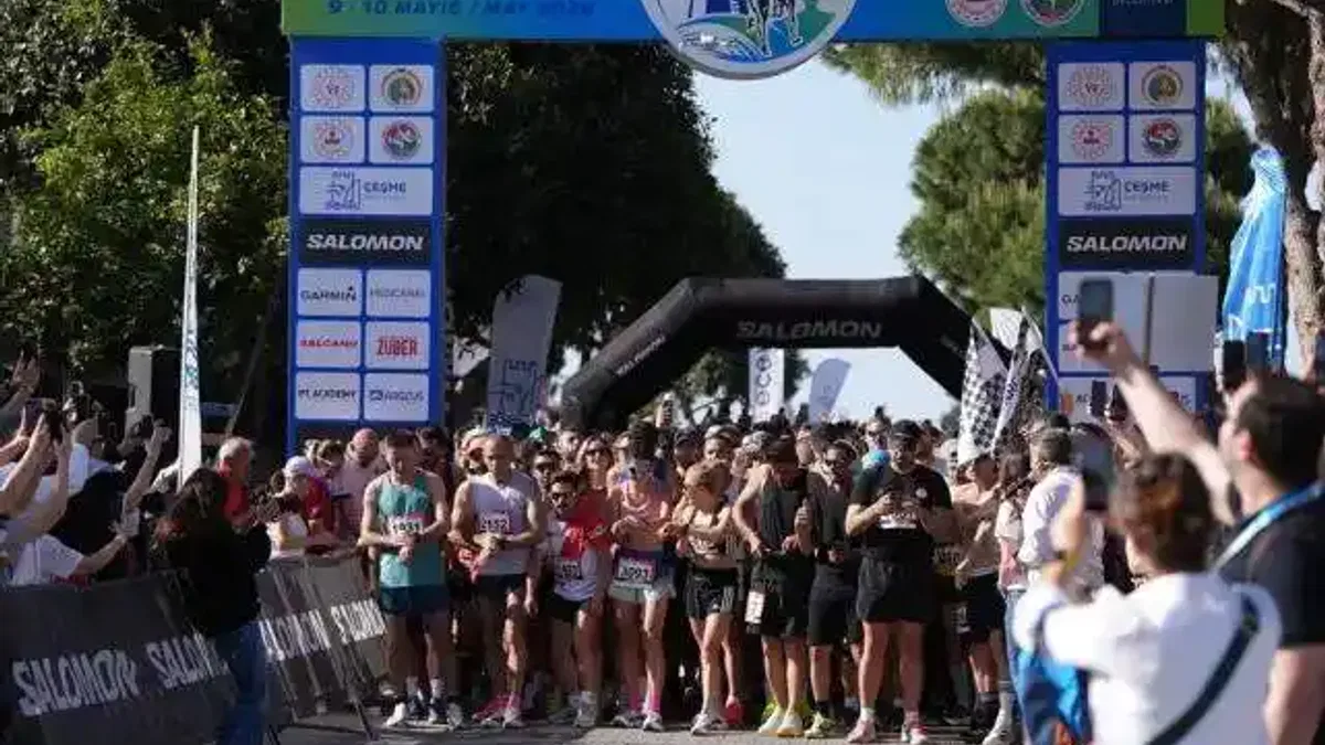 Çeşme'de rekor katılım... 43 ülkeden 3 bin 450 sporcu rüzgar eşliğinde koştu
