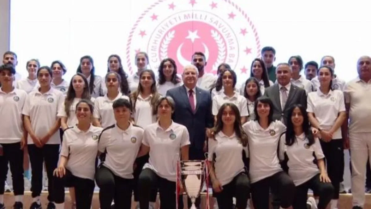 Yüksekovalı şampiyon kadın futbolcular MSB'de