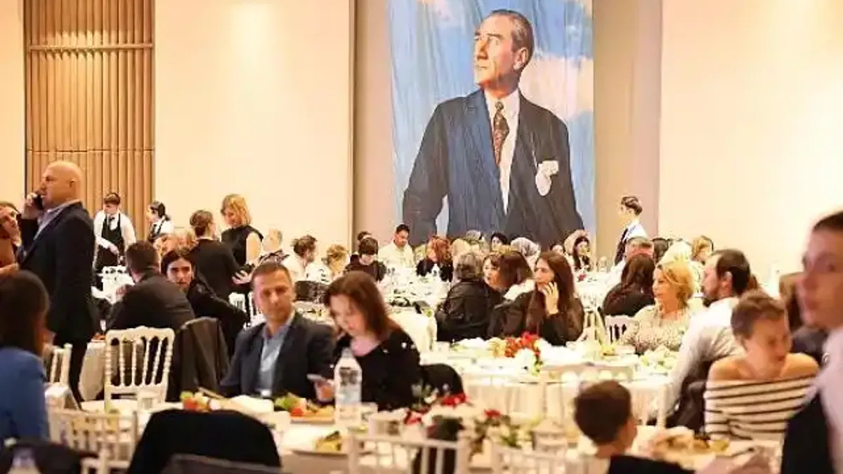 Çeşme'de 24 Kasım Öğretmenler Günü düzenlenen yemekle kutlandı
