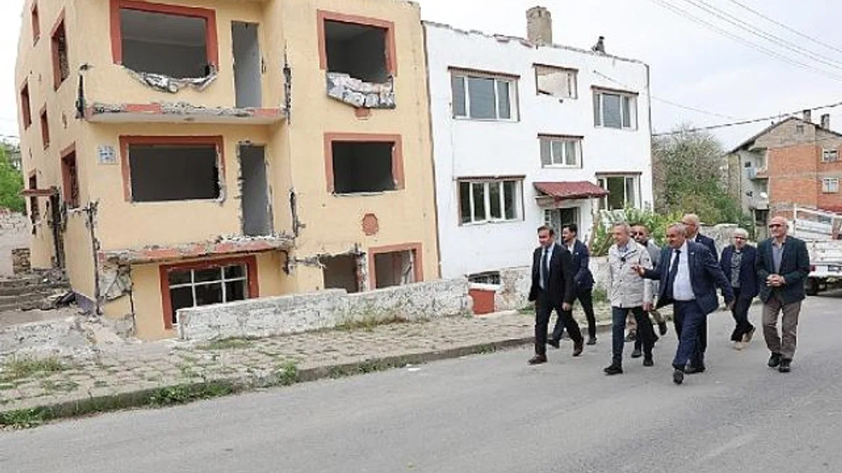 Sivas Belediye Başkanı Dr. Adem Uzun, kentsel dönüşüm çalışması devam eden Esentepe ve Yunus Emre Mahallesi'ni ziyaret etti