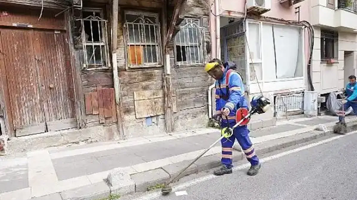 Üsküdar Belediyesi temizlik çalışmalarını yoğun bir şekilde sürdürüyor