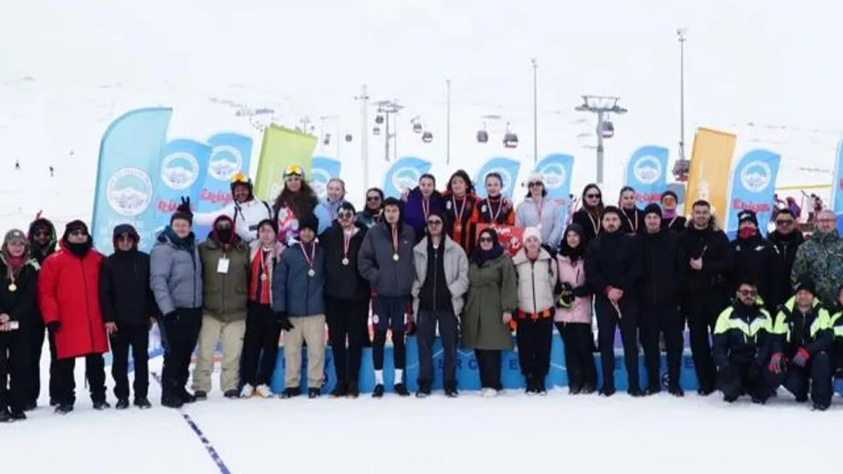 Erciyes'te kar voleybolu coşkusu