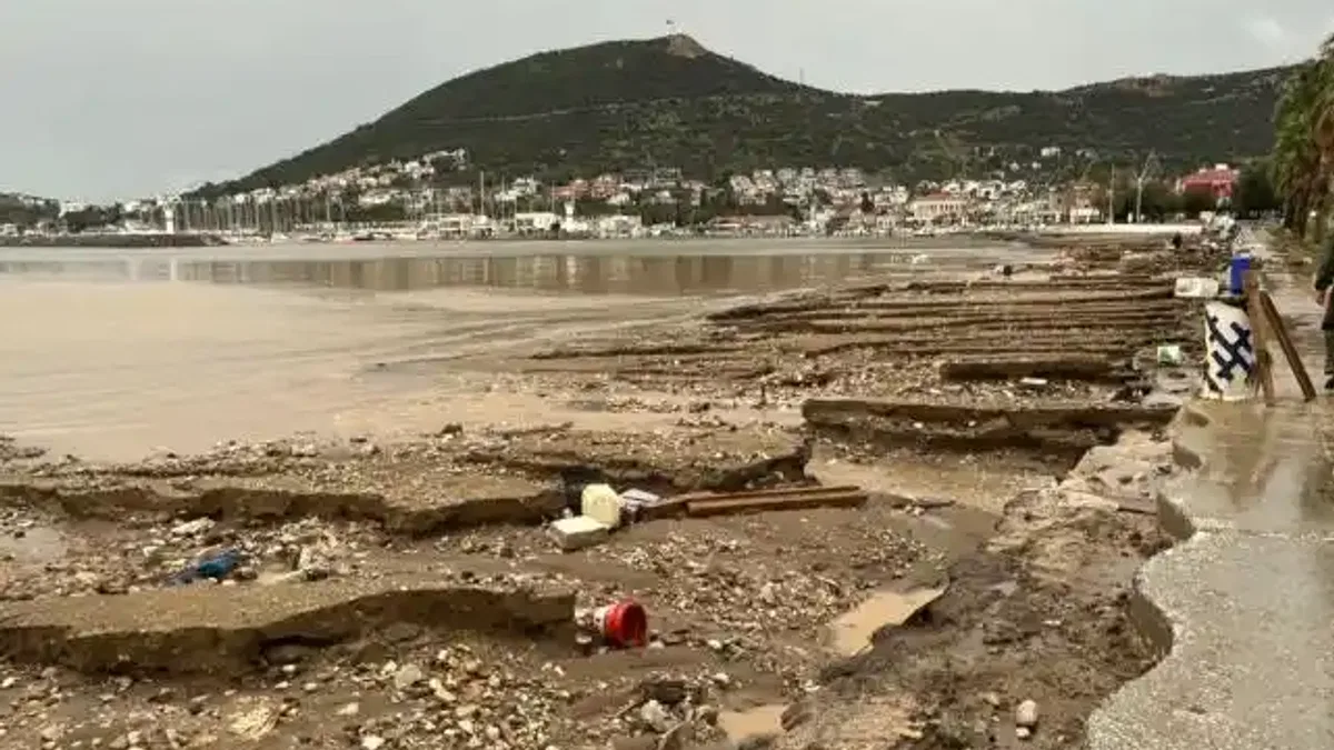 Foça’da sel felaketi sonrası yaraların sarılması için seferberlik başladı... Kayıp kişi halen aranıyor!
