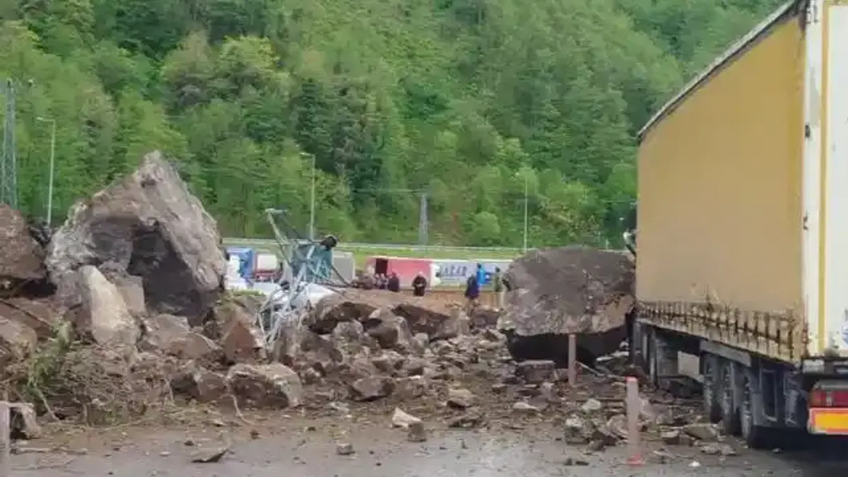 Artvin'de heyelan! Yabancı tır hasar aldı!