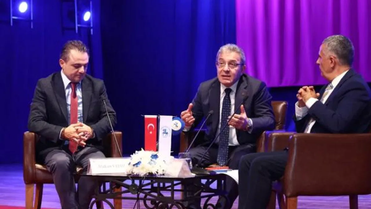 Gazeteci Çelik Türkiye'nin konumunu DEÜ'de değerlendirdi