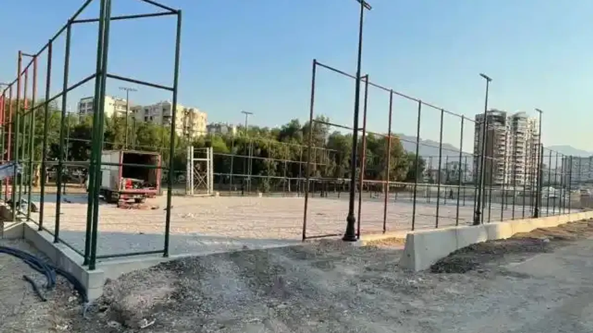 İzmir Büyükşehir’den gençlere beş yeni halı saha