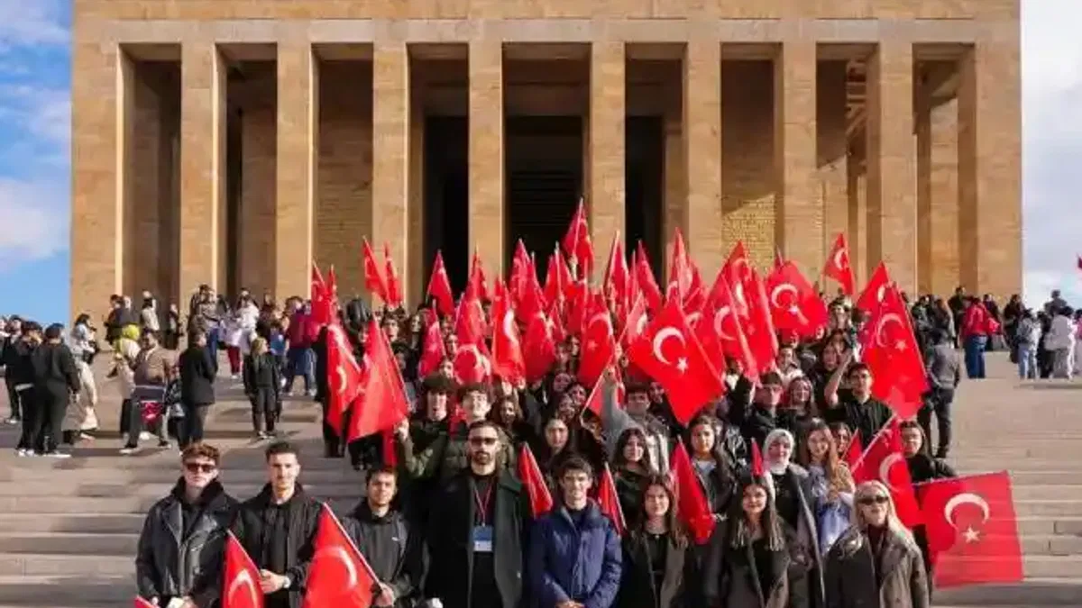 Maltepeli öğrenciler istedi, yerel yönetim Anıtkabir’e götürdü