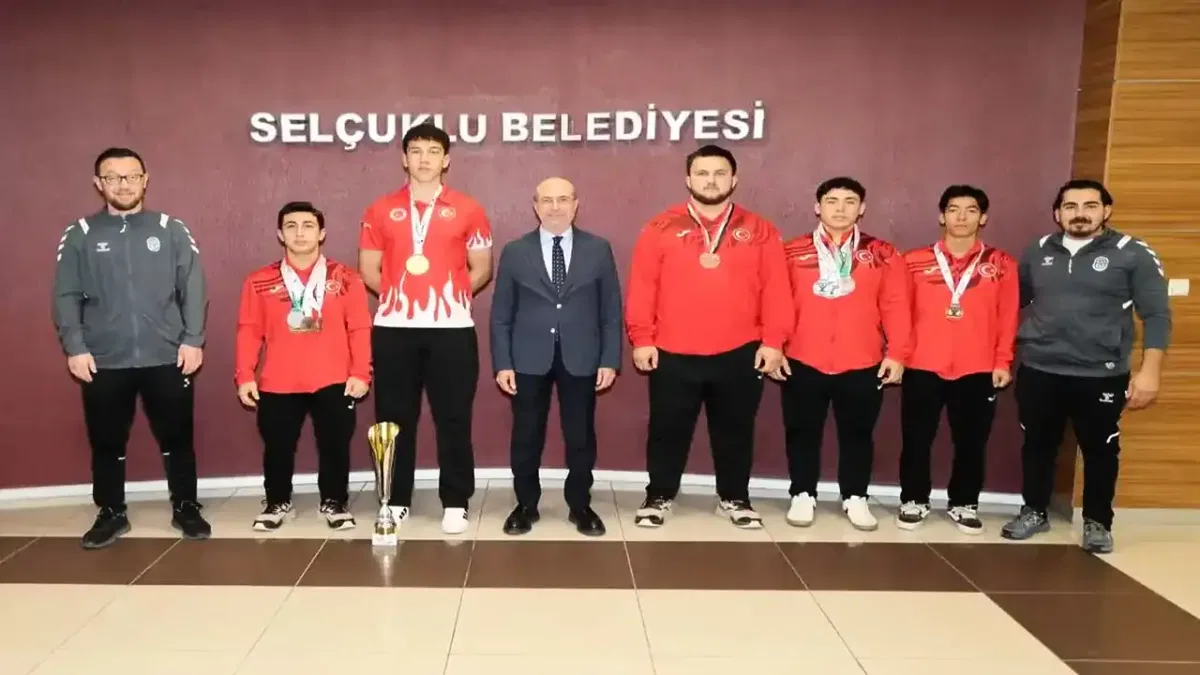 Selçuklu'da milli sporculara belediyeden büyük onur