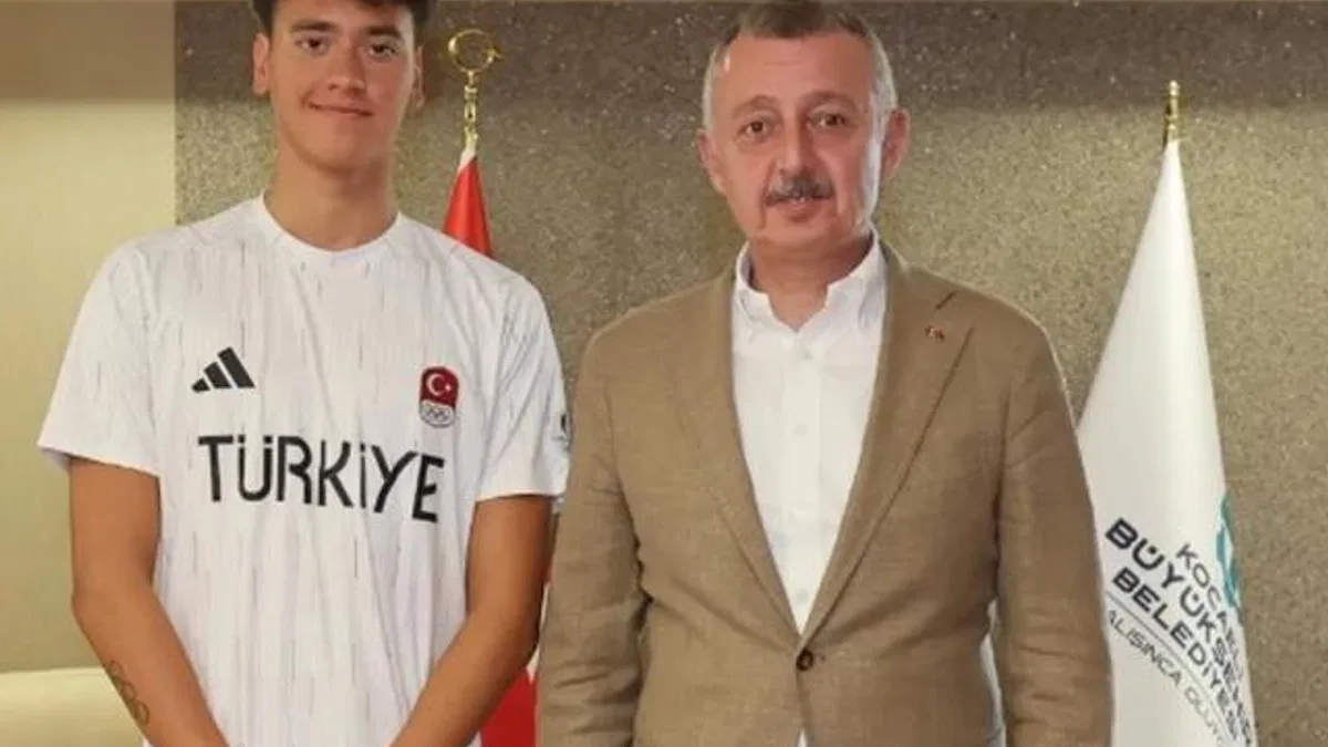 Kocaeli'de Başkan Büyükakın genç milli yüzücüyü kabul etti