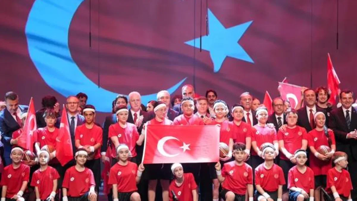 İstanbul AKM kırmızı-beyaza büründü