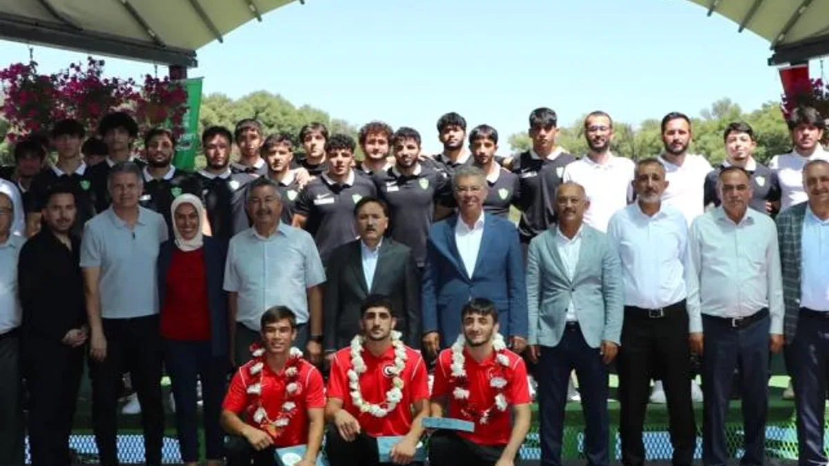Kayseri Şekersporlu mili güreşçiler için ödül töreni